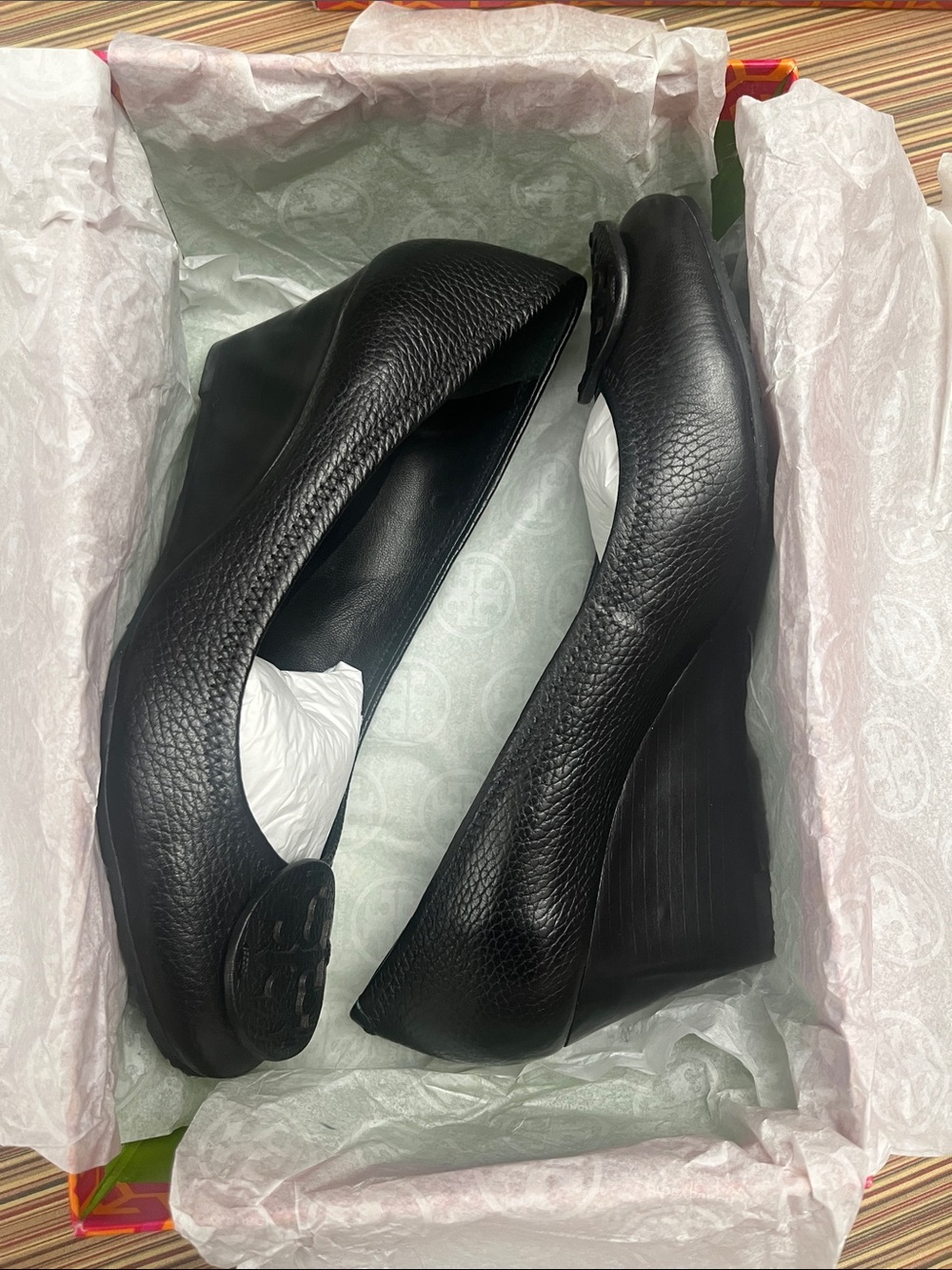 Tory Burch - Sally - Black Tumbled Leather Wedges w/Logo Medallion - NEW - Picture 8 of 8
